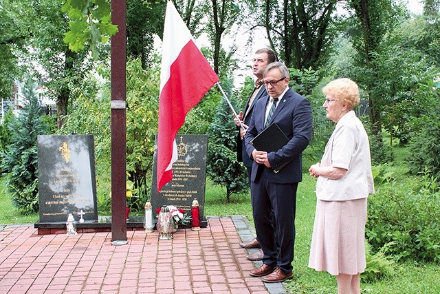 Po Mszy św. głos zabrali Alicja Rawska, prezes TMLiKPW, oraz radny  Witold Zych.