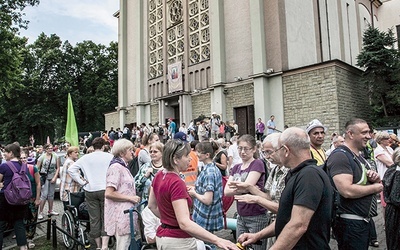 ▲	Od 5 lat podopieczni Fundacji Kapucyńskiej angażują się w pomoc uczestnikom Pieszej Pielgrzymki Niepełnosprawnych.