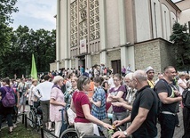 ▲	Od 5 lat podopieczni Fundacji Kapucyńskiej angażują się w pomoc uczestnikom Pieszej Pielgrzymki Niepełnosprawnych.