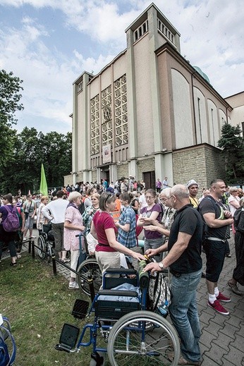 ▲	Od 5 lat podopieczni Fundacji Kapucyńskiej angażują się w pomoc uczestnikom Pieszej Pielgrzymki Niepełnosprawnych.