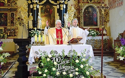 Mieszkańcy dziękowali podczas Eucharystii Opatrzności Bożej za 700 lat miejscowości.