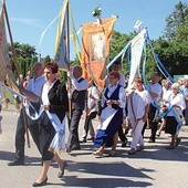 ▲	Uroczysta procesja przeszła do ołtarza polowego.