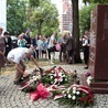 ▲	Modlitwą oraz złożeniem kwiatów  pod pomnikiem Pamięci Ofiar Eksterminacji Ludności Polskiej na Wołyniu upamiętniono ofiary zbrodni wołyńskiej. 