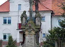 ▲	Kapliczki, krzyże  oraz figury znajdujące się przy głównej drodze w Wielisławiu opatrzone są tabliczkami tłumaczącymi znajdujące się na nich niemieckie napisy.