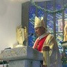 Biskup pomocniczy archidiecezji katowickiej w kościele kamilianów w Zabrzu.