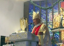 Biskup pomocniczy archidiecezji katowickiej w kościele kamilianów w Zabrzu.