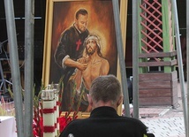 Przy ołtarzu pod namiotem ustawiono obraz św. Kamila z kaplicy DPS-u.