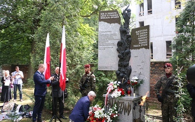 Uroczystości na cmentarzu Rakowickim, pod pomnikiem ofiar ludobójstwa.