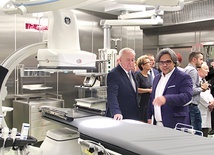 Tomasz Skura (z lewej), prezes placówki, w nowym obiekcie. Obok neurolog dr hab. n. med. Adam Kobayashi.