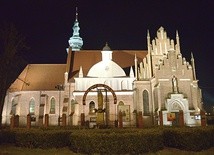 Kościół św. Katarzyny od strony ul. Żeromskiego w wieczornej iluminacji.