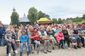 ▲	W czasie festynu liczni widzowie serdecznie oklaskiwali m.in. rodziców dzieci szkolnych, którzy przygotowali inscenizację wiersza „Rzepka”.