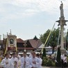 Procesja z relikwiami św. Szymona przez lipnicki rynek. W głębi, po prawej, figura świętego