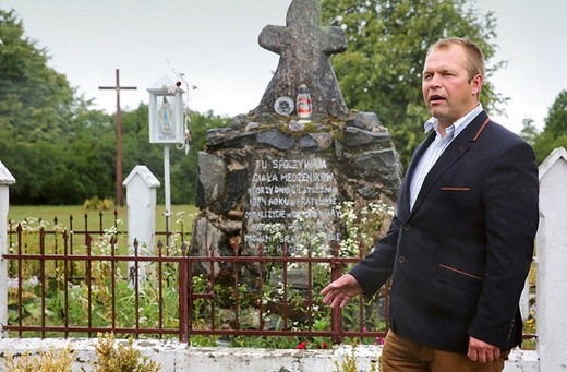 Sebastian Santus przy mogile błogosławionych męczenników. Wierzy, że za ich wstawiennictwem doznał łaski uzdrowienia.