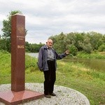 Mieczysław Tokarski nad Bugiem we Włodawie. Tuż obok znajduje się trójstyk Polski, Ukrainy i Białorusi.