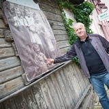 Krzysztof Skibiński przy swojej fotografii z dzieciństwa na budynku przy ul. Krótkiej.