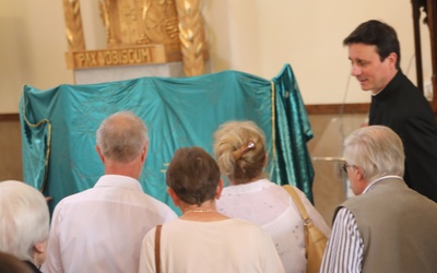 Ks. kan. Jerzy Ryłko prezentuje przekazany już parafii płaszcz z Gauadalupe, pod którym można prosić Matkę Bożę o opiekę