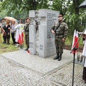 Nowy pomnik poświęcił ks. prał. Stanisław Wawrzyńczyk, dziekan starobielski