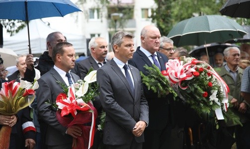 Z kwiatami przybyły liczne delegacje władz różnych szczebli
