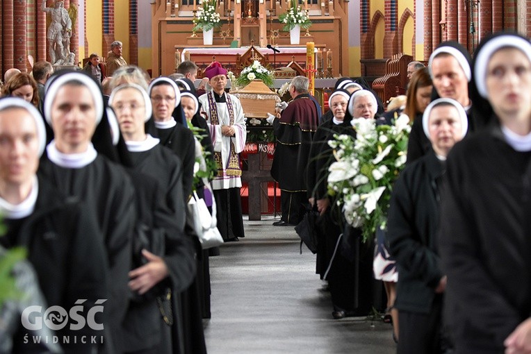 Na miejsce doczesnego spoczynku odprowadziły s. Cherubinę współsiostry ze zgromadzenia.