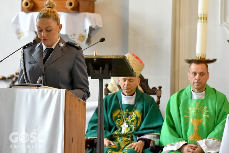 Spotkanie świdnickich policjantów na Mszy św.