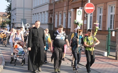 Na czele pielgrzymów (od lewej): ks.Jan Svoboda, ks. Andrej Slodička oraz Kasia i Daniel