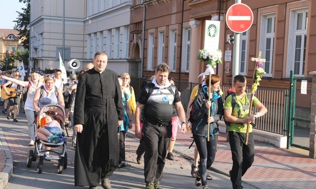 Na czele pielgrzymów (od lewej): ks.Jan Svoboda, ks. Andrej Slodička oraz Kasia i Daniel