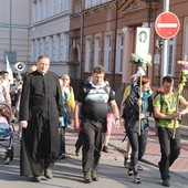 Na czele pielgrzymów (od lewej): ks.Jan Svoboda, ks. Andrej Slodička oraz Kasia i Daniel