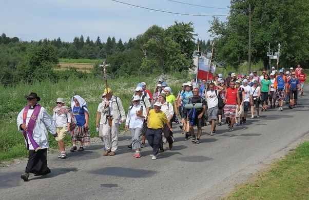 - Rozumiem, że nie każdy będzie mógł być na całej trasie, ale zapraszam nawet do kilkudniowego wędrowania - zachęca ks. Grelewicz