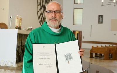 Ks. Jacek Wargocki z medalem dla parafii