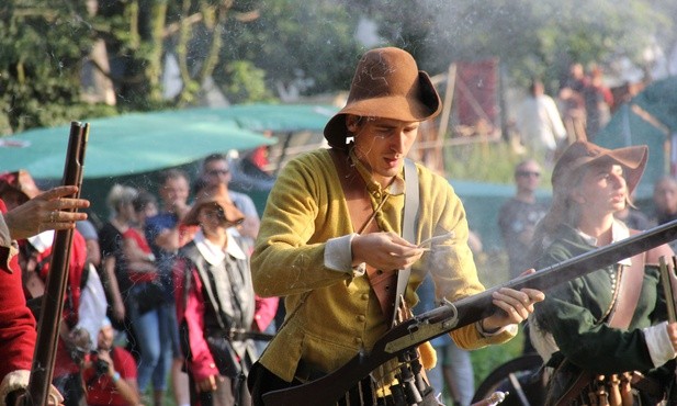 Inscenizacje przenosiły publicznośc w różne epoki na pola bitew