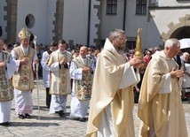 Procesja do ołtarza z relikwiarzem św. Kingi