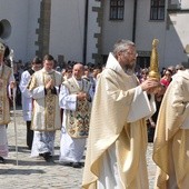 Procesja do ołtarza z relikwiarzem św. Kingi