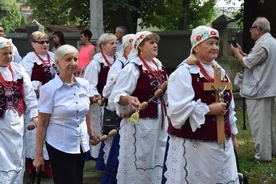 Msza św. odpustowa zakończyła się procesją wokół kościoła