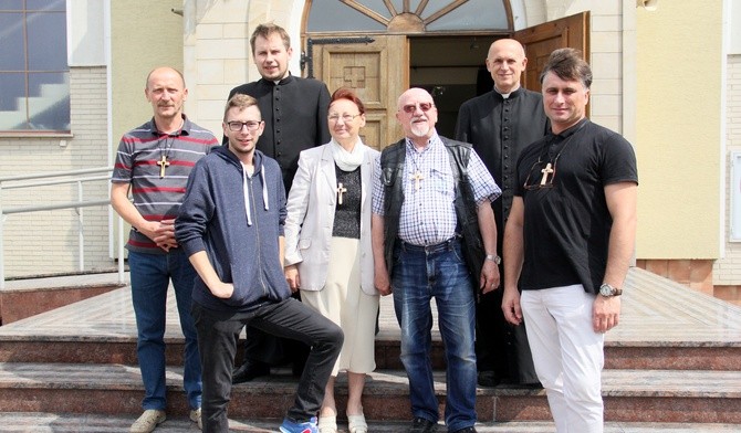 Ekipa "Źródła" z proboszczem parafii ks. Andrzejem Wróblewskim.