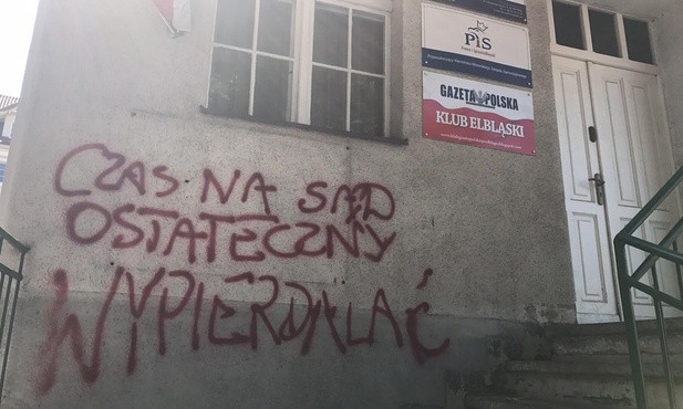 Pomalowali biura poselskie PiS