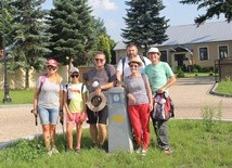 Ks. Gabriel Marciniak (z lewej) z grupą pielgrzymów w Skaryszewie