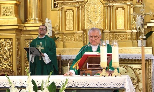 Pielgrzymów powitał ks. Dariusz Skrok (z lewej). Eucharystii przewodniczył ks. Gabriel Marciniak