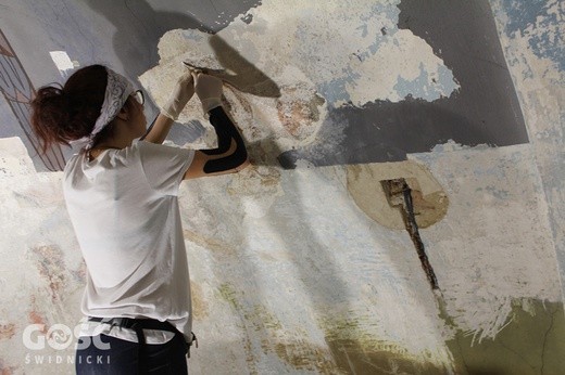 Pod warstwami tynku znaleziono freski sprzed kilkuset lat.