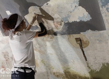 Pod warstwami tynku znaleziono freski sprzed kilkuset lat.