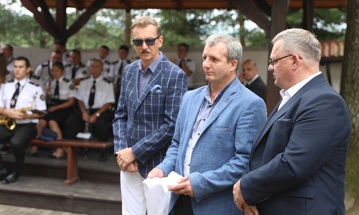 Związkowcy "Solidarności" przekazali symbolicznie kluczyk do motocykla, który ofiarowali misjonarzom w Ugandzie.