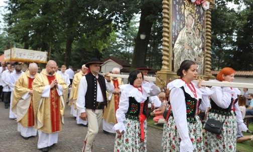 Procesja eucharystyczna zakończyła uroczystą Mszę Świętą.