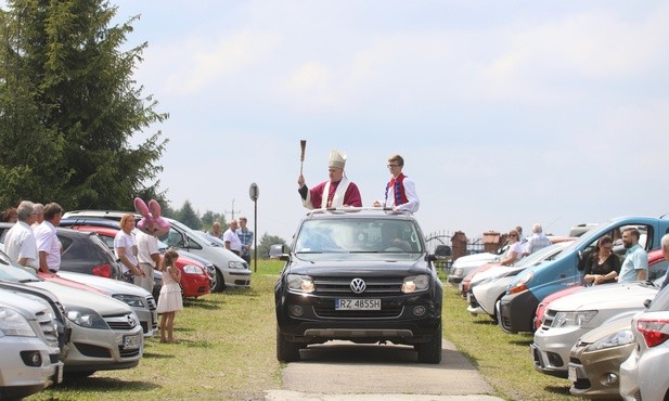 Bp Piotr Greger pobłogosławił pojazdy w Rychwałdzie.