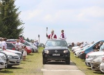 Bp Piotr Greger pobłogosławił pojazdy w Rychwałdzie.