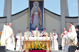 ▲	Eucharystia przy ołtarzu polowym w klasztorze.