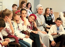▲	Grupa z Ukrainy (wraz z s. Wirginią) spędziła tydzień wakacji w Domu Spotkania w Dąbrowicy.