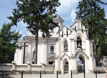 Kościół w Głusku jest wybudowany w stylu neogotyckim.