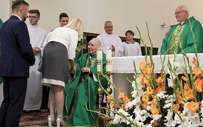 ▲	Życzenia złożyły też władze samorządowe Ząbek. Ks. Tadeusz jest pierwszym honorowym obywatelem tego miasta.