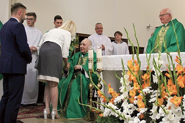 ▲	Życzenia złożyły też władze samorządowe Ząbek. Ks. Tadeusz jest pierwszym honorowym obywatelem tego miasta.