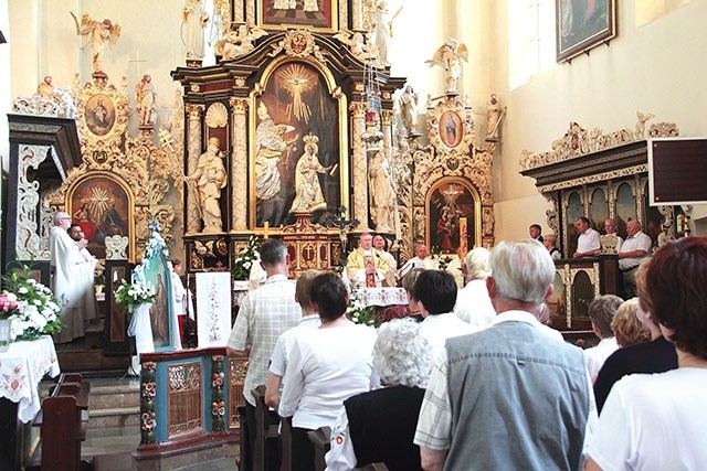 ▲	Mszę św. wraz z biskupem celebrowali kapłani z dekanatu żarnowieckiego.