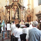 ▲	Mszę św. wraz z biskupem celebrowali kapłani z dekanatu żarnowieckiego.